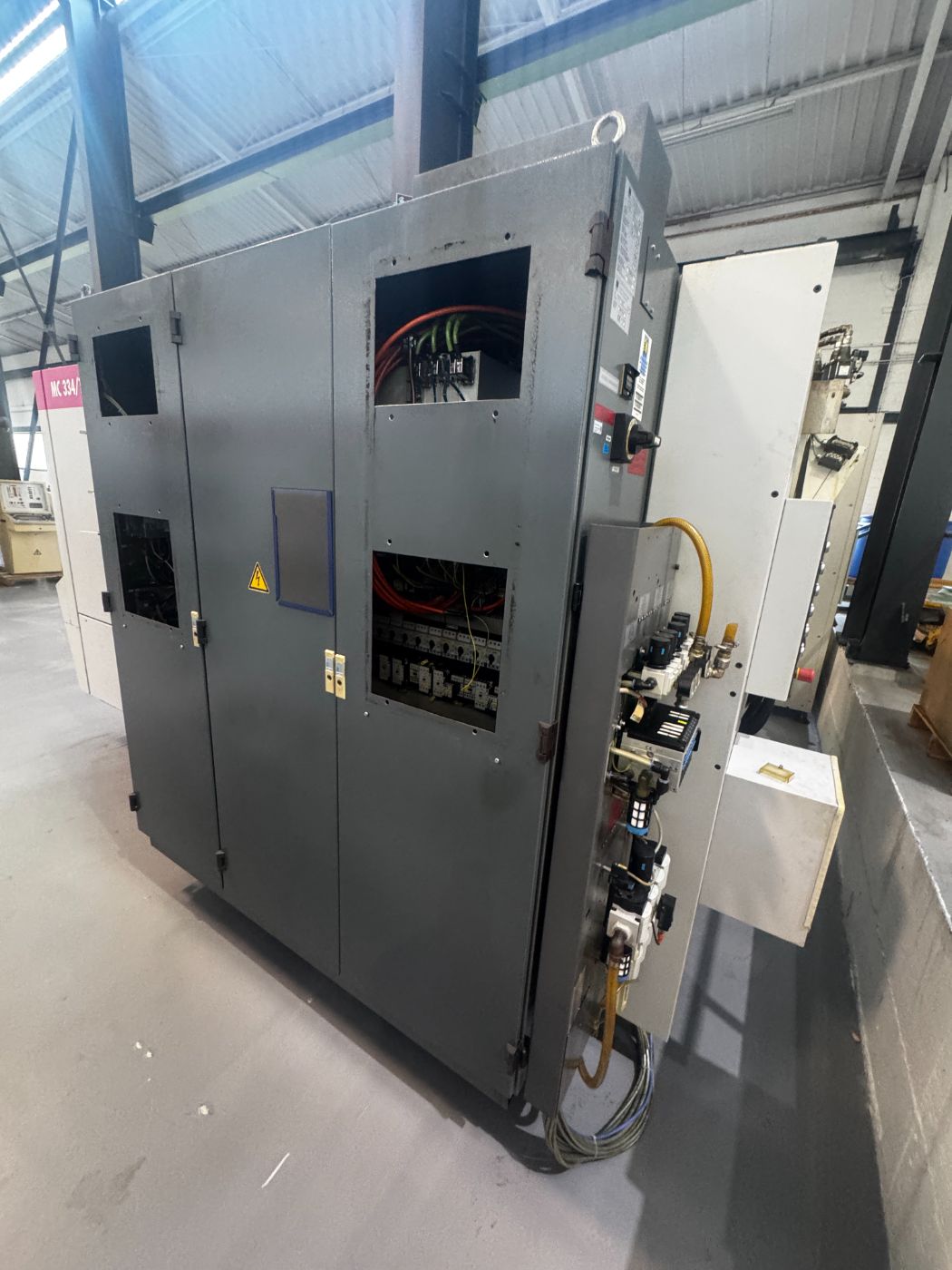 STAMA MC 334 Vertical Machining Center