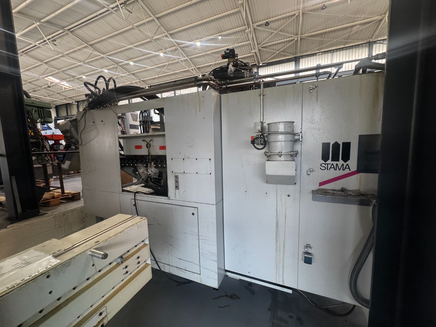 STAMA MC 334 Vertical Machining Center
