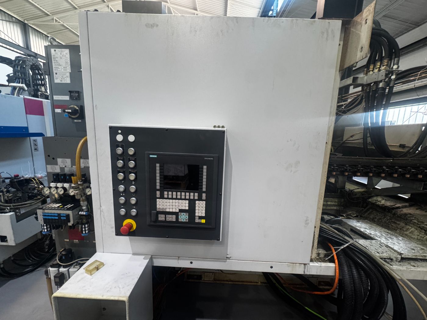 STAMA MC 334 Vertical Machining Center