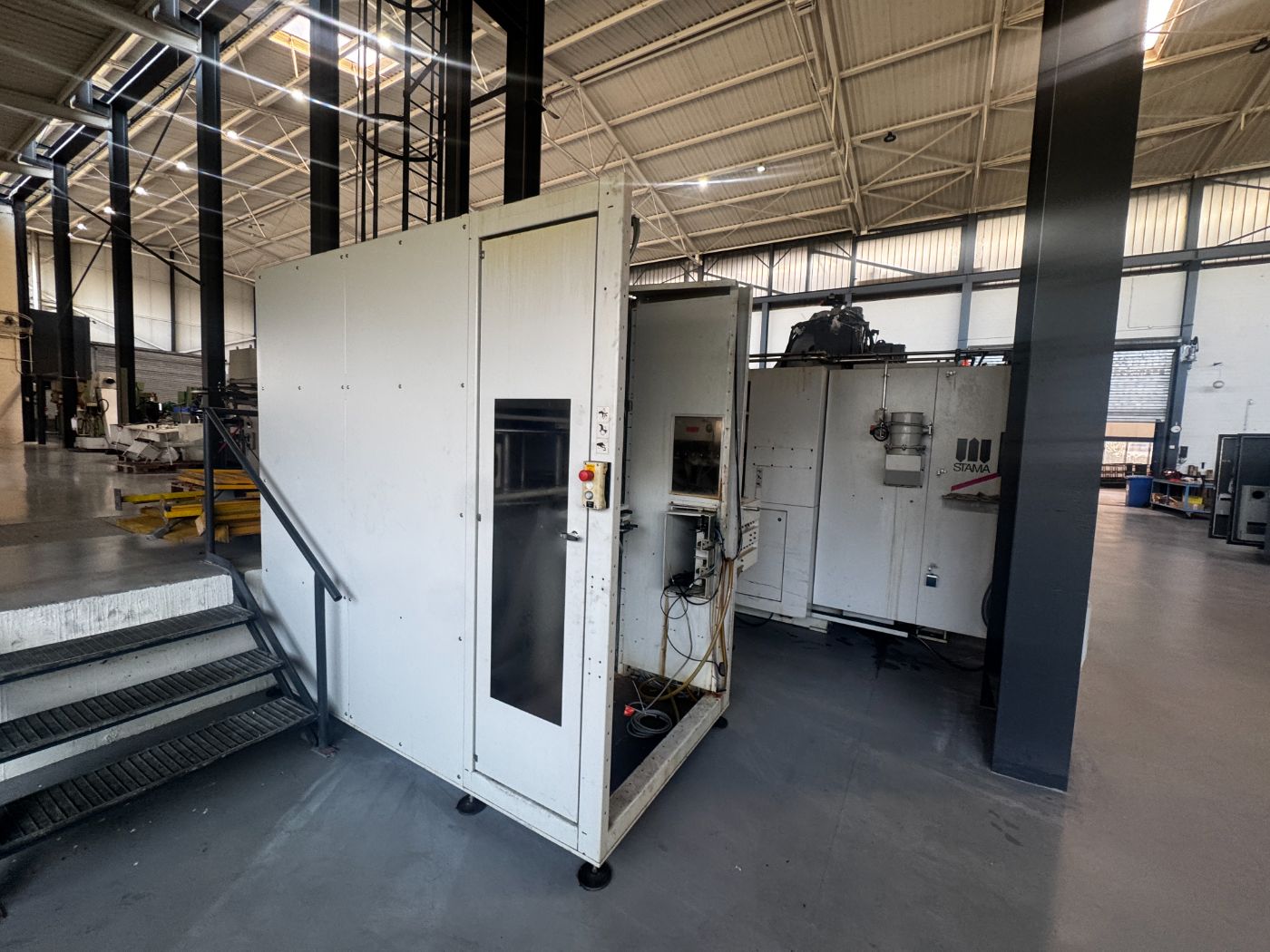 STAMA MC 334 Vertical Machining Center