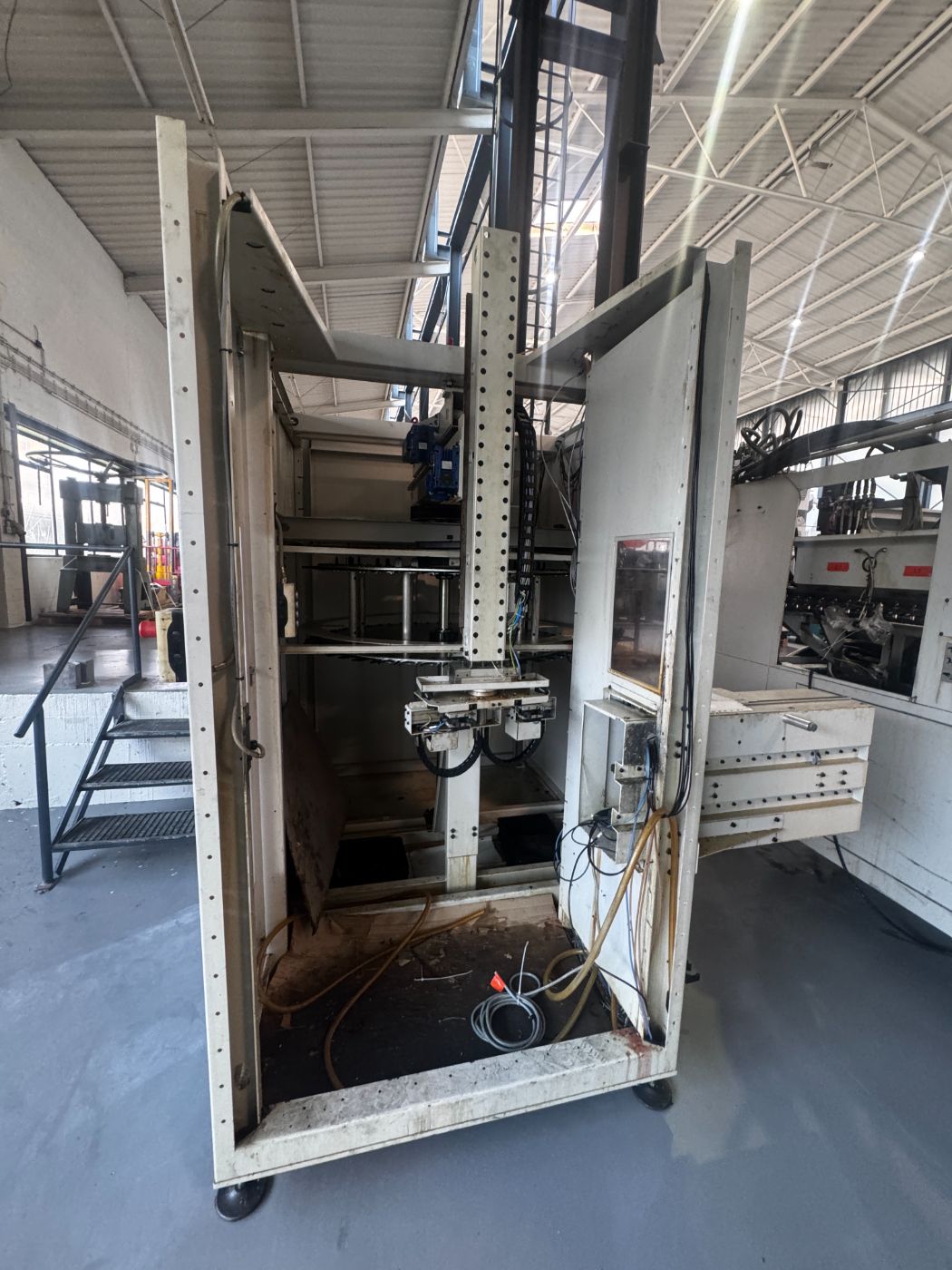 STAMA MC 334 Vertical Machining Center